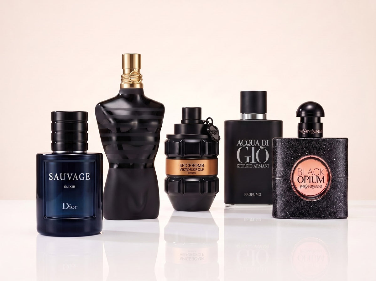 Designerduefte - fuenf Designerparfum-Flakons auf weisser Hochglanzflaeche